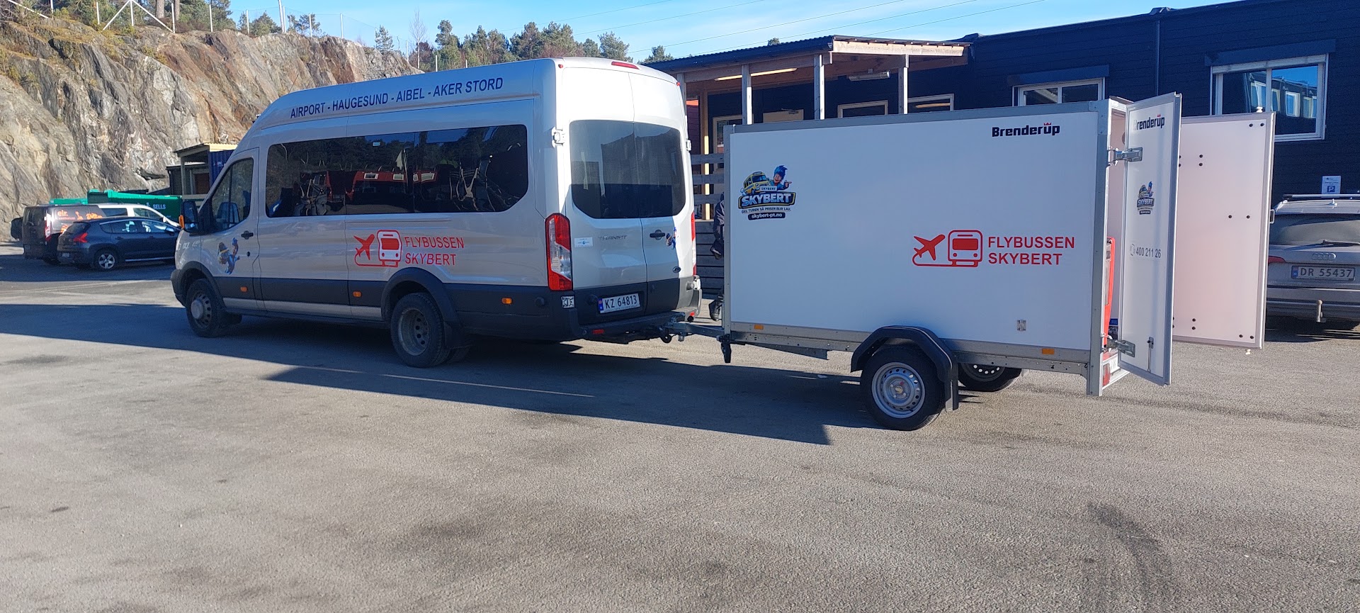 Skybert minibuss med profilert bagasjetilhenger